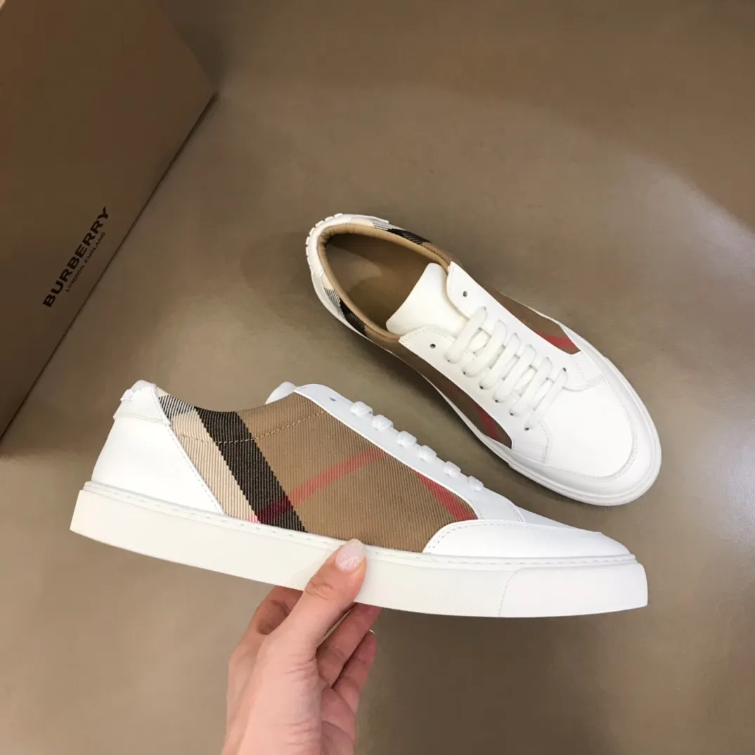 ¥380 ▫️B’s men’s classic low-top sneakers are reinterpreted in Vintage plaid cotton material and decorated with a new brand logo. First-grain cowhide lining, original outsole with Burberry lettering embossed logo on the heel! 38-45
